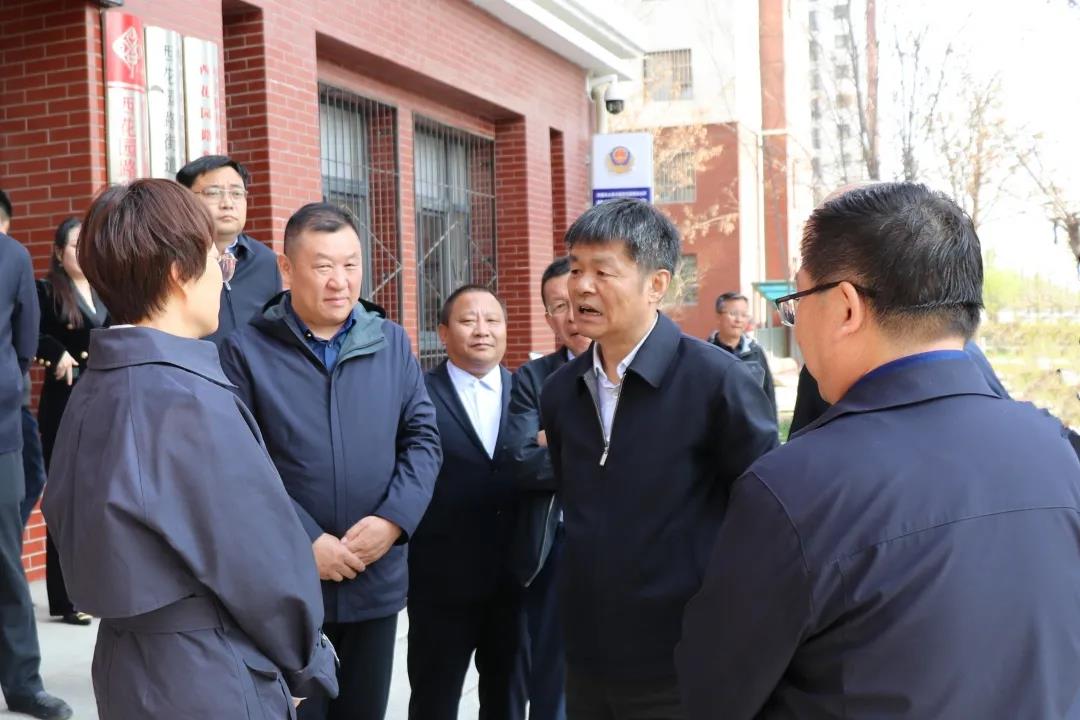 自治区副主席吴秀章一行到“三供一业”供水改造小区开展调研工作